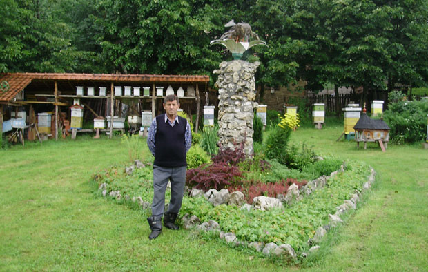 Момчило оженио Лепосаву, али је споменик подигао - пчели
